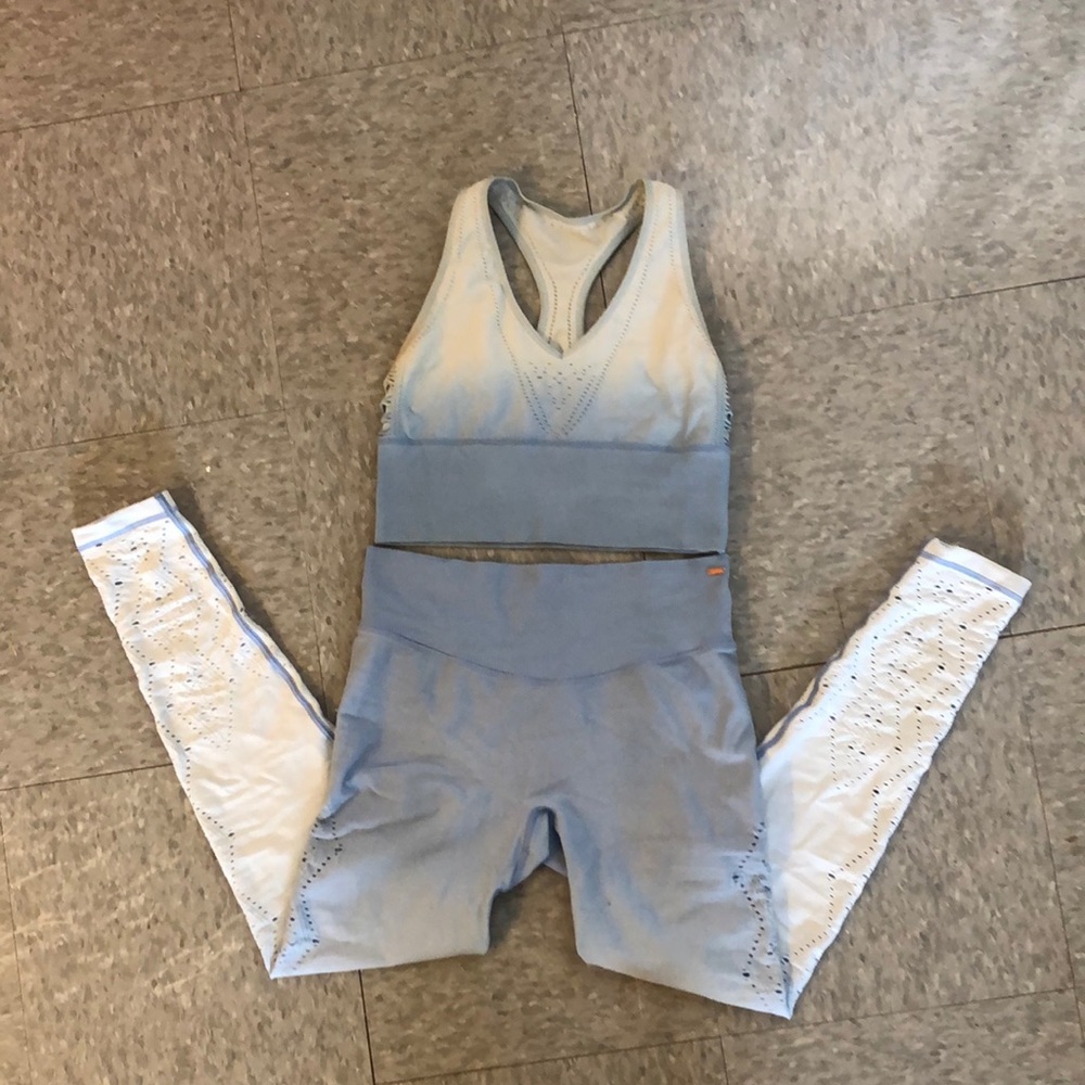 PINK!! Leggings and bra! Come together